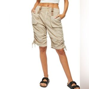 ✨FREE PEOPLE Women's Cassidy Cargo Shorts in Calm Sand Size 0